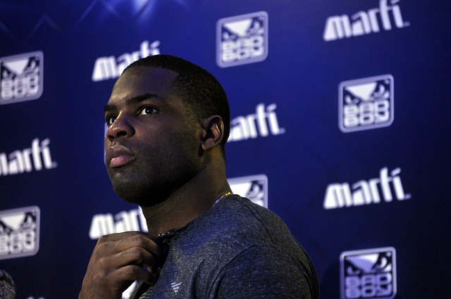 尤文官方：萨沃纳右大腿二头肌拉伤，预计缺阵15天.